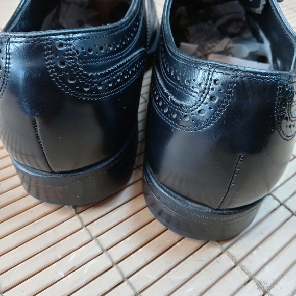Florsheim men's black leather wingtip Oxford shoe. Sz 9.5 EEE. Great condition. - Picture 9 of 11